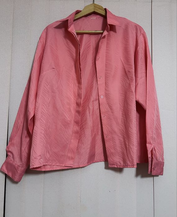 Продавам ярко розова риза