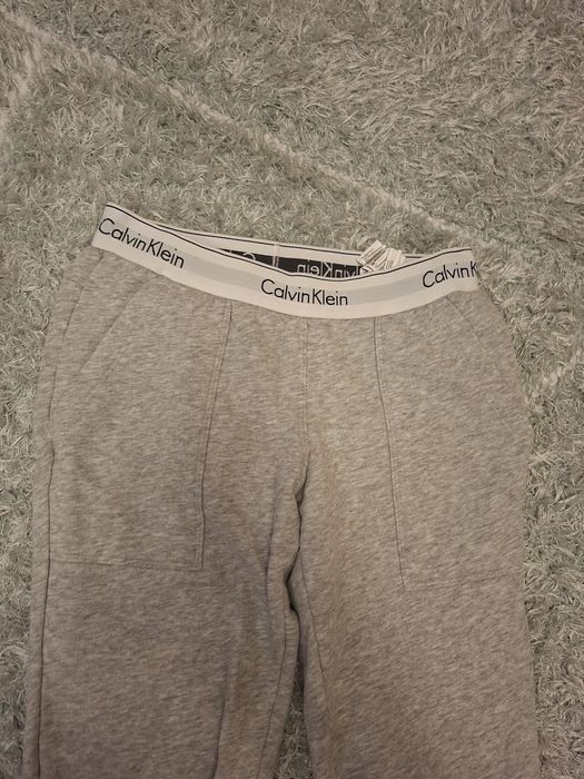 Сив анцуг на Calvin Klein