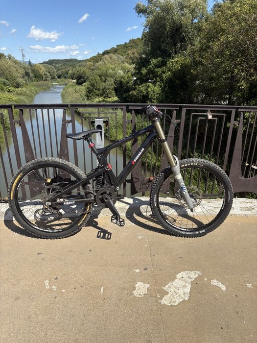 Bicicleta downhill full suspension