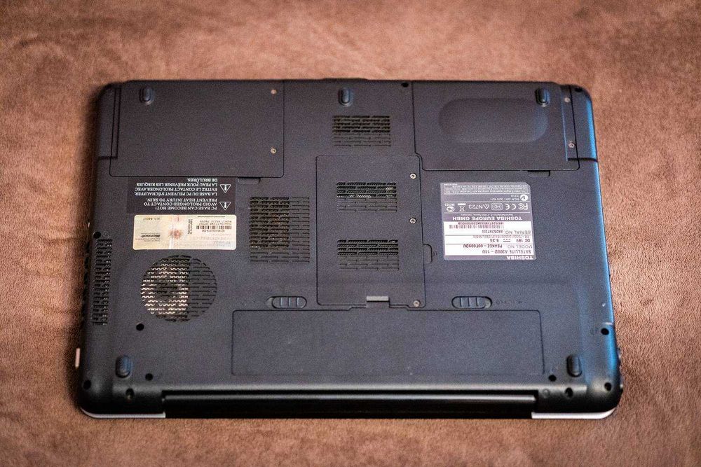 Лаптоп Toshiba Satellite A300D-14U - за части или ремонт