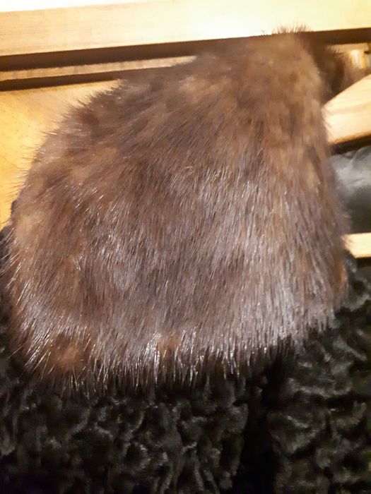 Haina neagră de blană astrahan cu gulerul de nurca + pălărie asortata