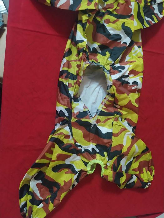 Одежка для не очень большой собаки. Непромокайка.