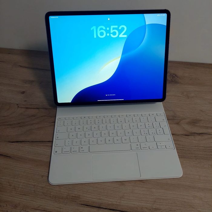 vand tabletâ iphed cu tot cu tastaturâ 2000 lei