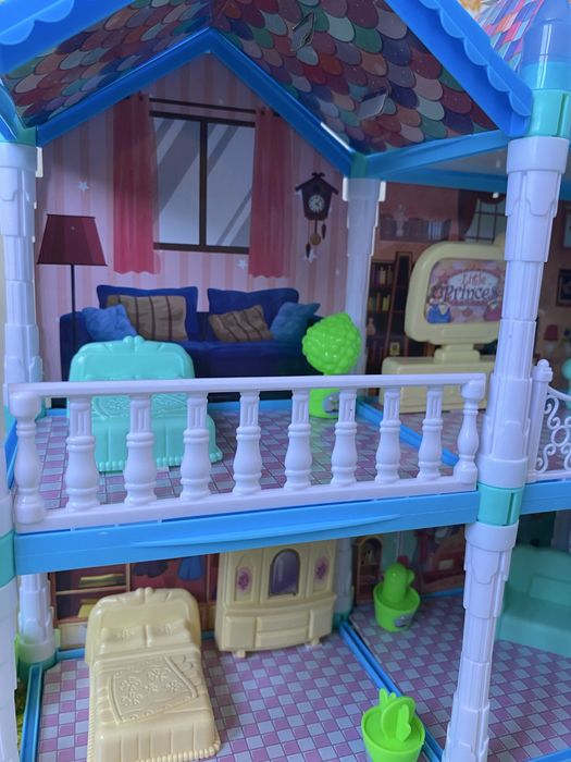 Кукольный домик с мебелью