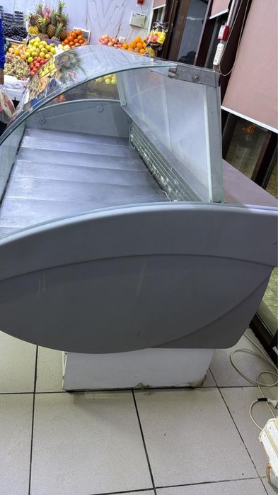 Продается витринный холодильник