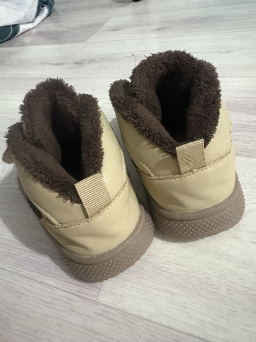 Продам детские ботинки