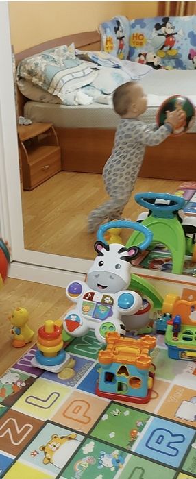 Vând premergător/antemergator Fisher Price cu activități