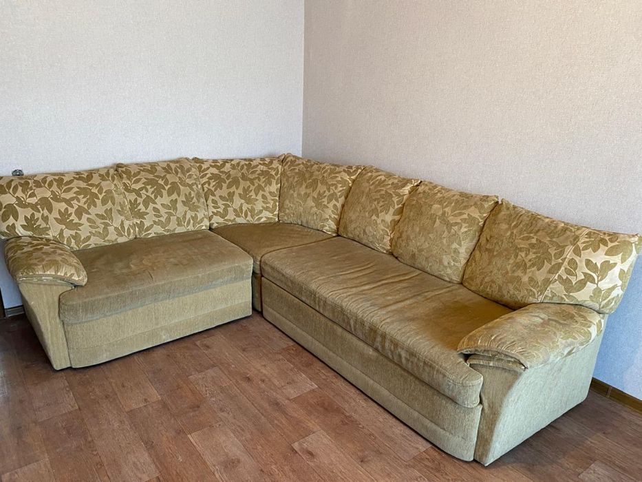 Продаем диван , требует химчистки