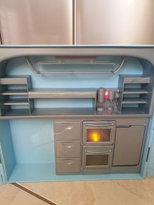 Голяма музикална къща на Barbie girl