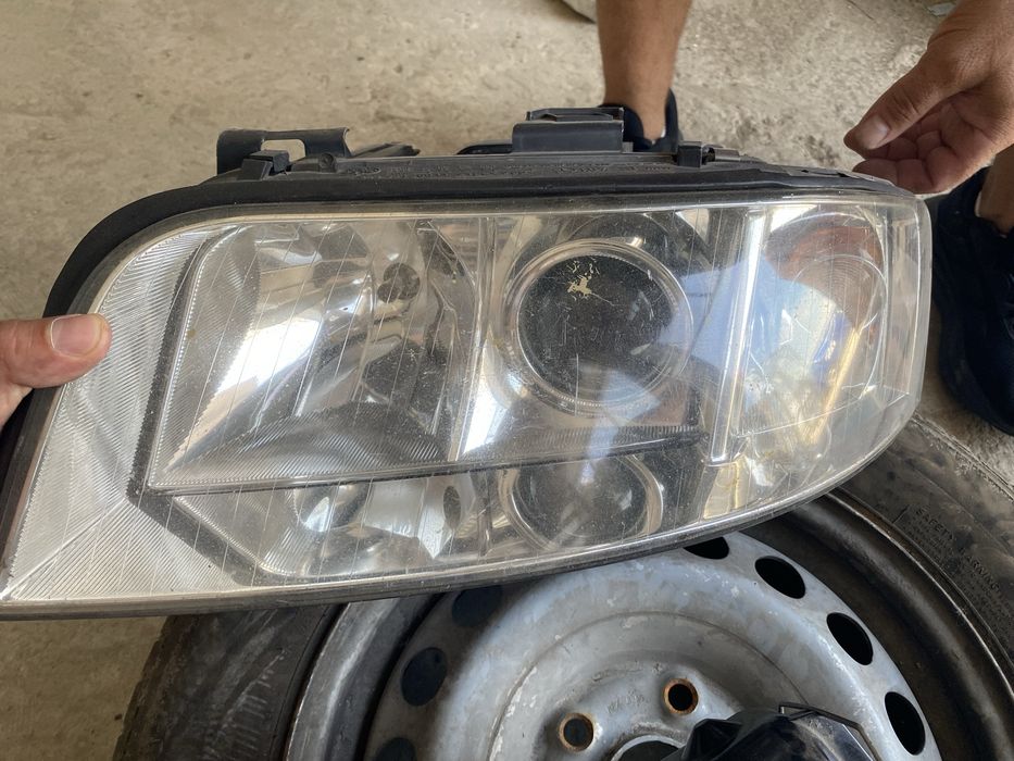 Faruri Audi A6 C5 Hella Unul are o clema rupta