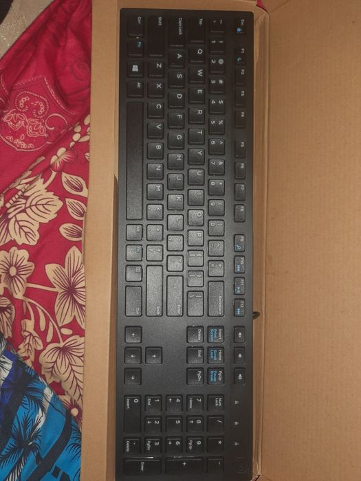 Tastatură dell cu fir noi în cutie 80 de lei