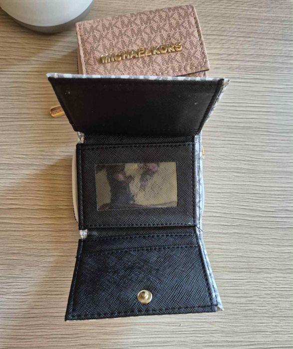 Дамски портмонета на Michael Kors