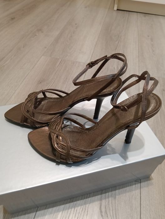 Vând sandale de ocazie Bershka, nuanță de bronz