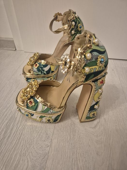 Sandale noi , mărimea 37