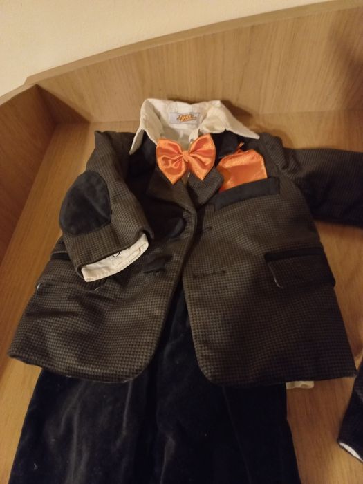 Vând 2 costumase botez