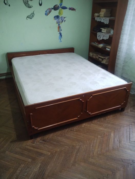 Mobila dormitor: pat cu saltea 140x200, 2 dulapuri mari, un dulap mic, o bibliotecă