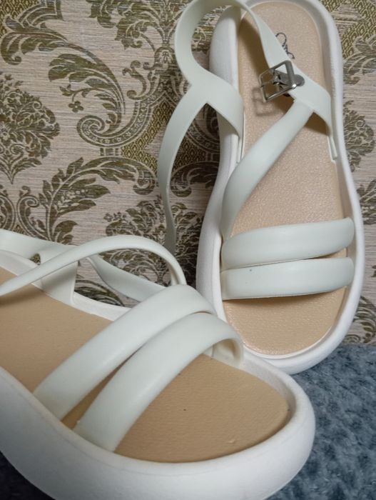 Продам женскую обувь