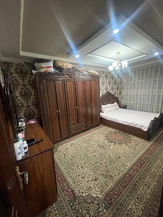 Продаётся 4х комнатная  на 2 этаже 100 м2 ориентир 6 мкр 70 остановка