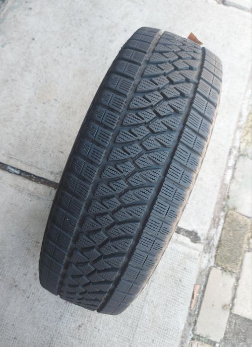O bucată 215/65 R16C M+S iarnă - una Bridgestone Lassa Falken