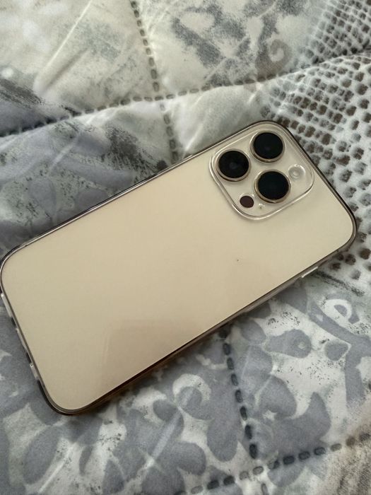 Телефон,много заразен с протектор и калъв