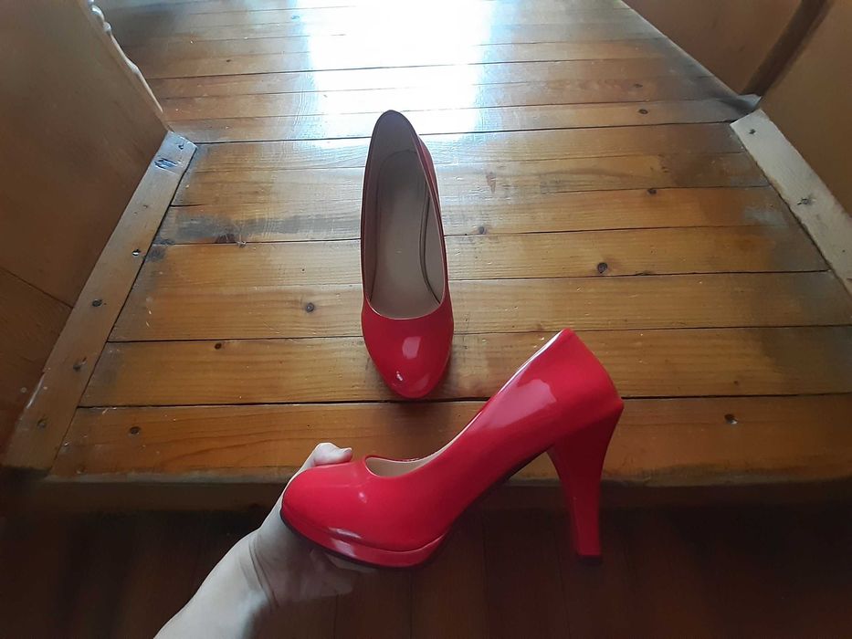 НОВИ! Червени лачени обувки на ток 38 номер