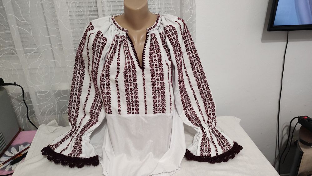 Ie tradițională cu motive florale țesute,zona Făgăraș