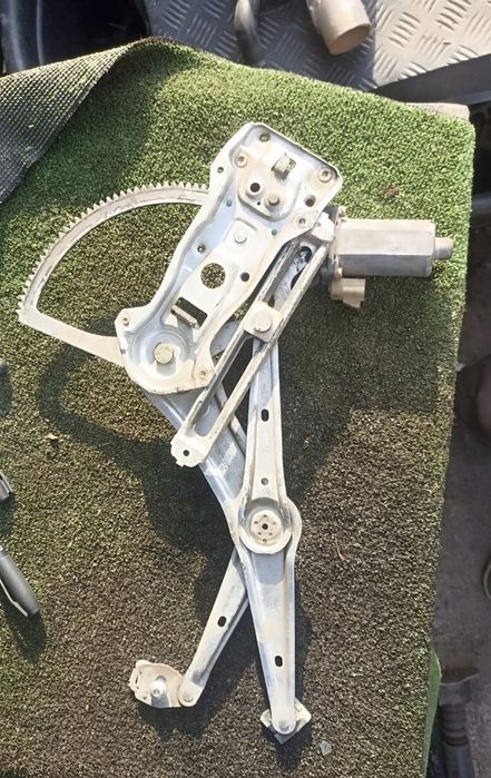 Стеклоподьемник стеклоподъемник передний левый Мерседес w163 мл320