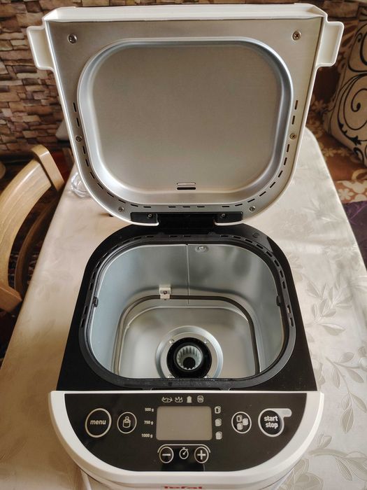 Продавам чисто нова Хлебопекарна Tefal, с гаранция 3 години.