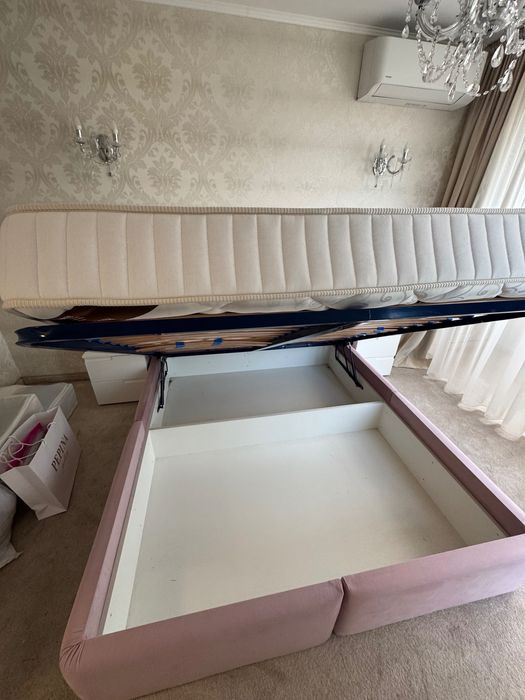 Спалня с тапицирана табла и матрак