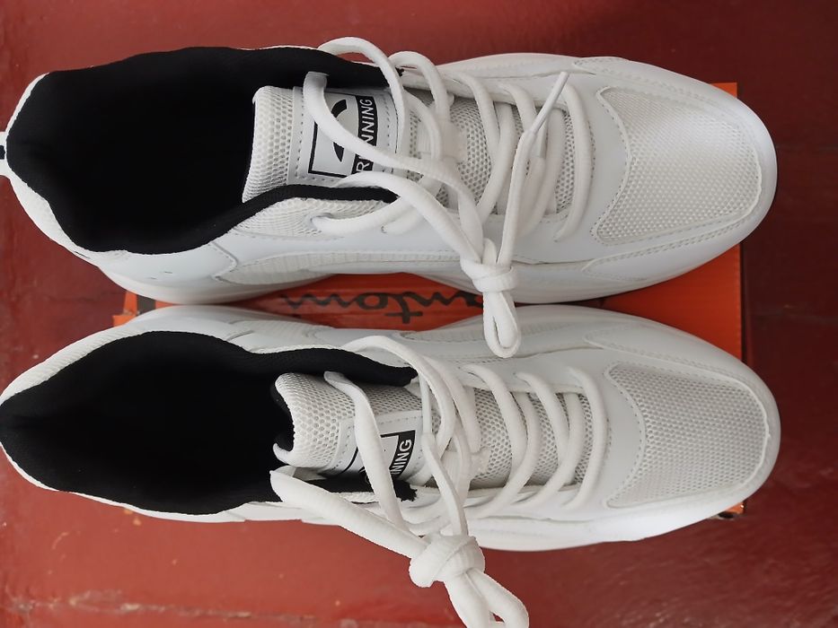 Кроссовки 43 размера, новые