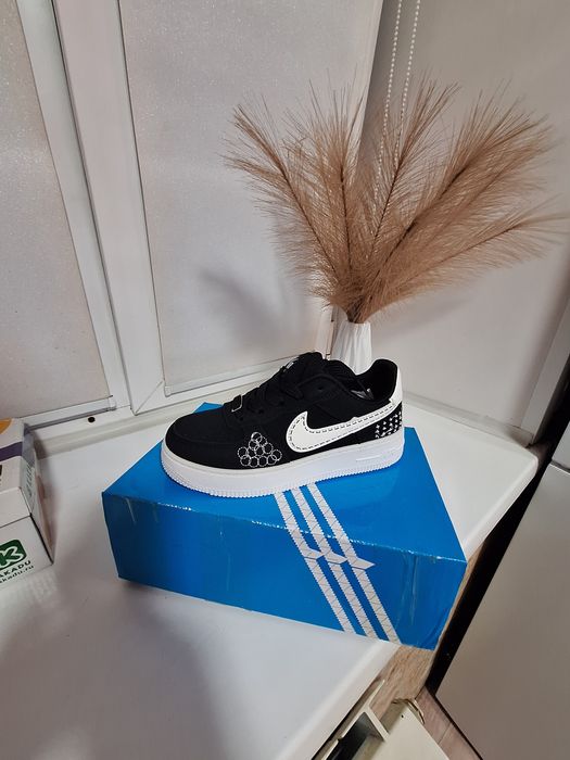 Продам новые кроссовки р37