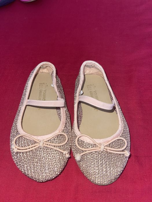 Vând papucei fetițe diferite mărimi !