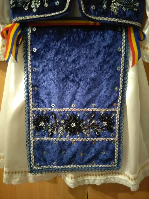 Costum popular realizat manual