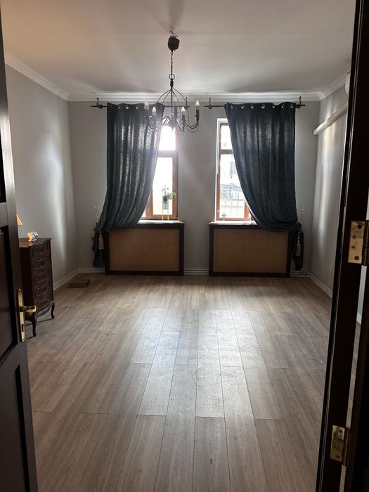 Inchiriez spatiu ptr birou/salon, zona ultracentrala, 2 camere de aprox 20 mp fiecare, recent renovat, cu acces la gradina(spatiul poate fi mobilat)