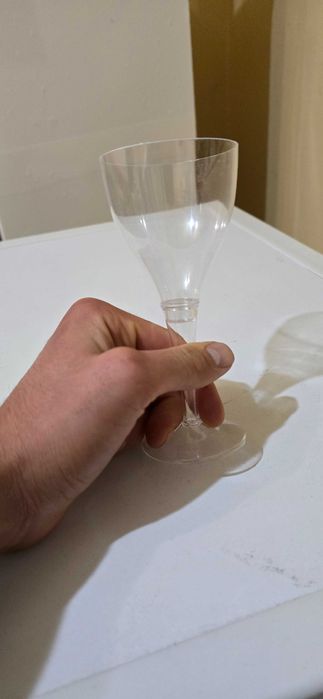 Vand 200 de pahare din plastic