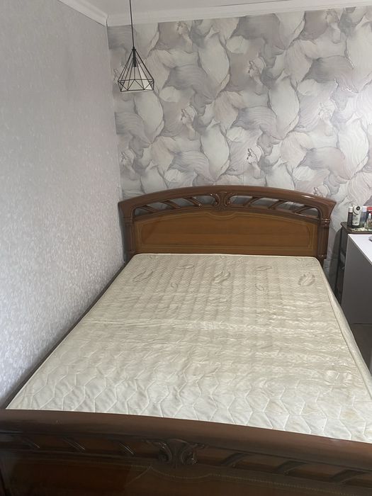 Кровать двуспальная с матрасом