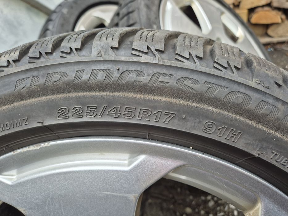 2бр зимни гуми Бриджснон/  2017г/ 225-45-17/ 7мм грайфер/