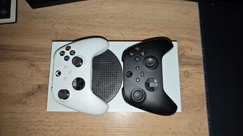 Xbox series s два джойстика