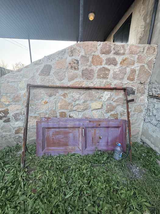 Продам железную дверь двустворчатую