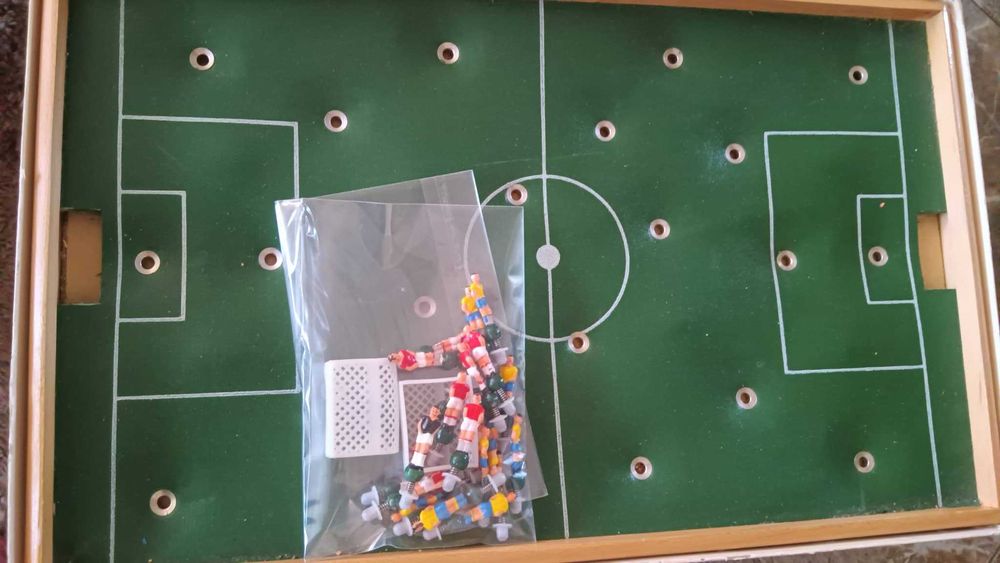 Продавам настолна футболна игра с вратички и играчи