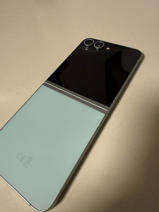 Samsung Flip6 Мобилен телефон