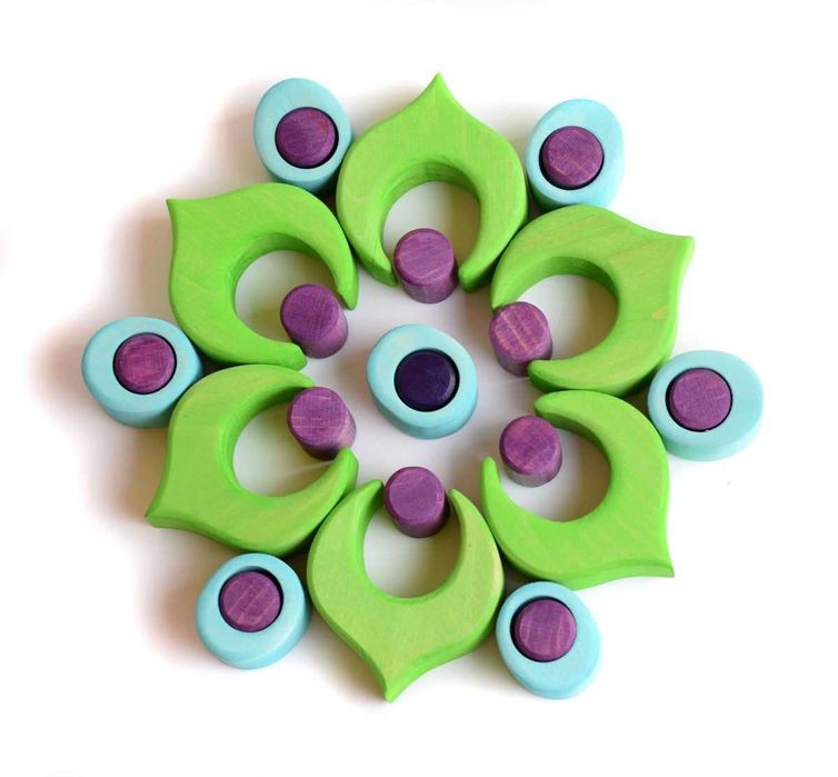 Puzzle-ul Paun din lemn