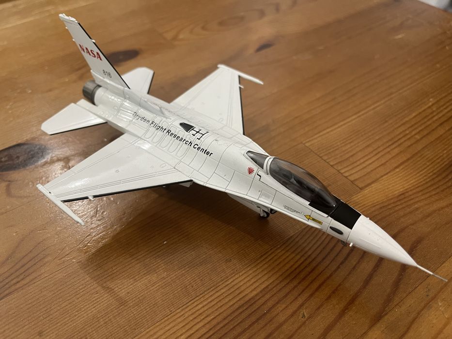Macheta metal F-16 NASA 1:72