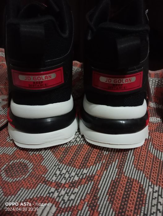 Продам кроссовки