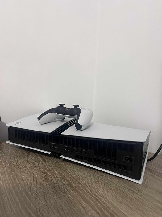 Vând PlayStation 5 Pro