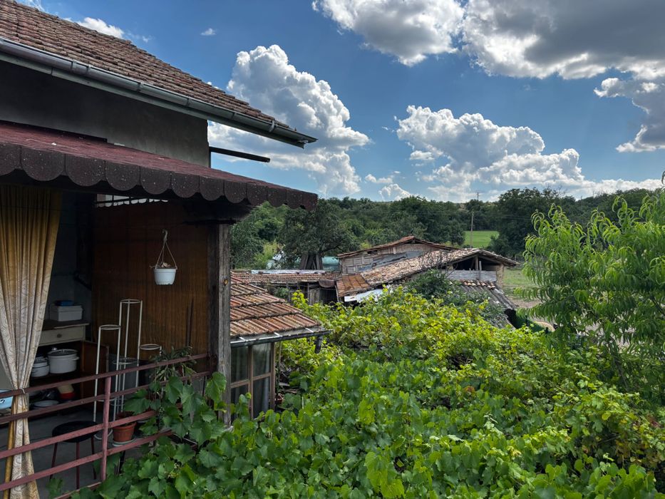 Голяма двуетажна къща в с. Камен | на 50 км. от В. Търново