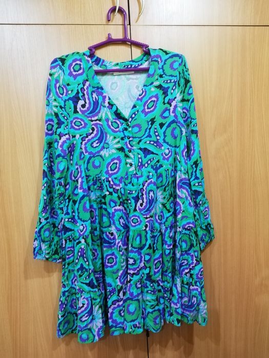 Vând rochie cu volane