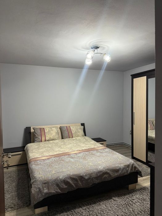 Închiriez apartament