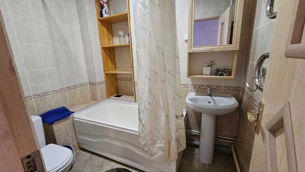 4-х комнатная квартира в 23 мкр., 2 этаж, не боковая.