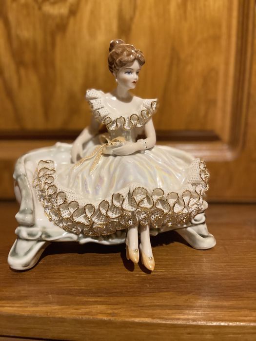 Bibelou de o sebit o doamna pe canapea